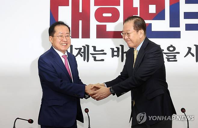 홍준표 전 대구시장 만나는 권영세 비대위원장 (서울=연합뉴스) 김주형 기자 = 국민의힘 권영세 비상대책위원장(오른쪽)이 14일 국회에서 대선 출마를 선언한 홍준표 전 대구시장을 만나 인사하고 있다. 2025.4.14 kjhpress@yna.co.kr