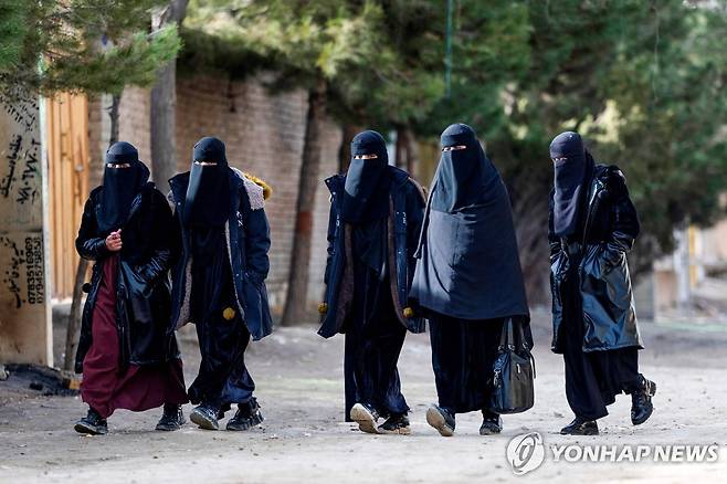아프간 수도 카불 외곽의 거리를 걷는 여성들 [AFP 연합뉴스 자료사진. 재판매 및 DB 금지]