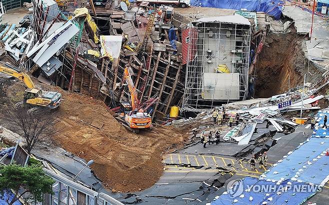 이동하는 구조대원들 (광명=연합뉴스) 홍기원 기자 = 붕괴 사고가 발생한 경기도 광명시 신안산선 지하터널 공사 현장에서 14일 구조대원들이 이동하고 있다. 지난 11일 경기도 광명시 양지사거리 부근 신안산선 복선전철 제5-2공구 지하터널 공사 현장과 상부 도로가 함께 붕괴하는 사고가 났다. 2025.4.14 xanadu@yna.co.kr