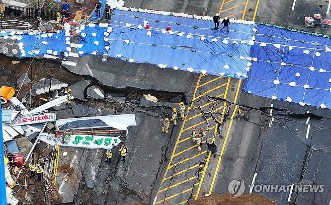 실종자를 찾아라 (광명=연합뉴스) 홍기원 기자 = 붕괴 사고가 발생한 경기도 광명시 신안산선 지하터널 공사 현장에서 14일 구조대원들이 이동하고 있다.  지난 11일 경기도 광명시 양지사거리 부근 신안산선 복선전철 제5-2공구 지하터널 공사 현장과 상부 도로가 함께 붕괴하는 사고가 났다. 2025.4.14 xanadu@yna.co.kr