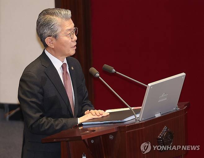 답하는 김홍균 외교부 1차관 (서울=연합뉴스) 박동주 기자 = 14일 정치·외교·통일·안보 분야 대정부질문이 진행된 국회 본회의에서 김홍균 외교부 1차관이 더불어민주당 김영배 의원의 질문에 답하고 있다. 2025.4.14 pdj6635@yna.co.kr