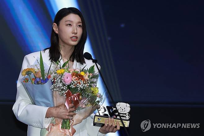 프로배구 여자부 20주년 역대 베스트 7 선정된 김연경 (서울=연합뉴스) 신현우 기자 = 14일 서울 서대문구 스위스그랜드호텔에서 열린 프로배구 도드람 2024-2025 V리그 시상식에서 여자부 20주년 역대 베스트 7에 선정된 흥국생명 아웃사이드히터 김연경이 소감을 밝히고 있다. 2025.4.14 nowwego@yna.co.kr