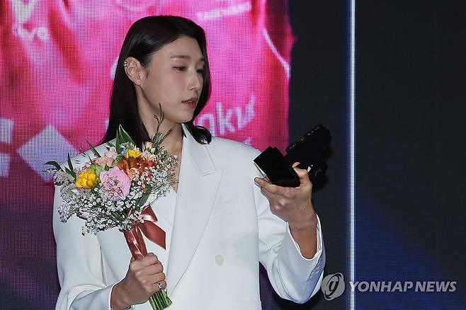 프로배구 여자부 20주년 역대 베스트 7 선정된 김연경 (서울=연합뉴스) 신현우 기자 = 14일 서울 서대문구 스위스그랜드호텔에서 열린 프로배구 도드람 2024-2025 V리그 시상식에서 여자부 20주년 역대 베스트 7에 선정된 흥국생명 아웃사이드히터 김연경이 트로피를 바라보고 있다. 2025.4.14 nowwego@yna.co.kr