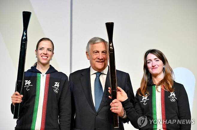 2026 밀라노-코르티나 동계올림픽 성화봉 (오사카 EPA=연합뉴스) 14일(현지시간) 일본 오사카 엑스포의 이탈리아관에서 안토니오 타야니 이탈리아 부총리 겸 외무장관(가운데)과 카롤리나 코스트너(왼쪽), 마르티나 카이로니(오른쪽)가 2026 밀라노-코르티나 동계올림픽 성화봉을 들고 포즈를 취하고 있다. 2025.04.14 photo@yna.co.kr
