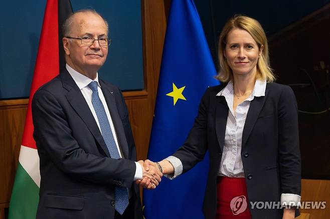 팔 자치정부 총리-EU 고위대표 회동 (룩셈부르크 AFP=연합뉴스) 무함마드 무스타파 팔레스타인 자치정부 총리(좌)와 카야 칼라스 EU 외교안보 고위대표가 14일(현지시간) 룩셈부르크에서 회동하고 있다. 2025.4.14 photo@yna.co.kr [재판매 및 DB 금지]