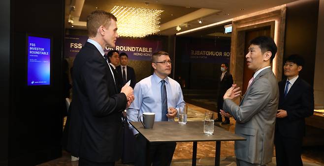 이복현 금융감독원장(오른쪽)이 14일 JW메리어트 호텔 홍콩에서 글로벌IB들과 만나 대화를 나누고 있다./사진=금융감독원