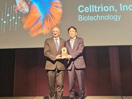 15일 서울 중구 웨스틴조선호텔에서 열린 '지속가능연감 2025' 연례 포럼 시상식에서 이동진 셀트리온 지속가능경영실장(오른쪽)이 주최측으로부터 트로피를 받고 있다. [사진=셀트리온]