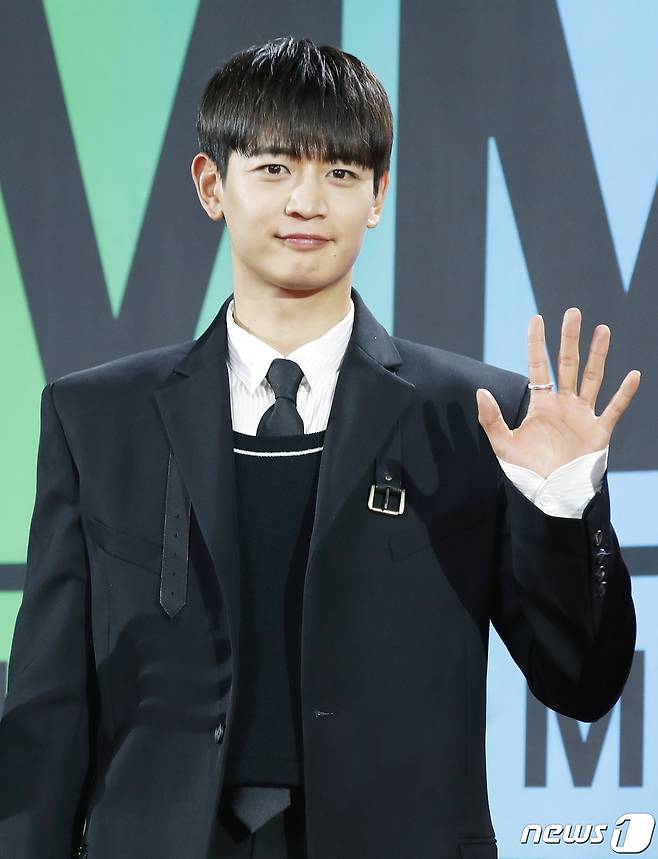 샤이니 민호가 '멜론뮤직어워드' 레드카펫 행사에서 포즈를 취하고 있다. 2023.12.2/뉴스1 ⓒ News1 권현진 기자