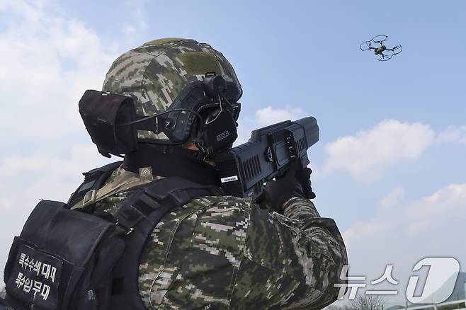 해병대 특수수색대대가 지난 10일 경북 의성군 드론비행시험센터에서 휴대용 소형 드론대응체계(안티드론건) 실사격 훈련을 실시했다. 이번 훈련은 대테러 경호와 경비작전 등에 있어 드론 테러 위협에 신속히 대응하기 위한 훈련이댜. (해병대1사단제공, 제판매 및 DB 금지) 2025.4.11/뉴스1 ⓒ News1 최창호 기자