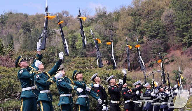 15일 서울 동작구 국립서울현충원 현충문 앞에서 열린 '현충문 정례 군(軍) 의장행사'에서 국방부 의장대 소속 육·해·공군, 해병대 병사들이 동작시범을 하고 있다. 현충문 정례 군 의장행사는 상반기 4~6월, 하반기 9~10월 중 매주 화·목요일 오전 11시부터 현충문 앞에서 약 20분간 진행된다. 2025.4.15/뉴스1 ⓒ News1 박지혜 기자