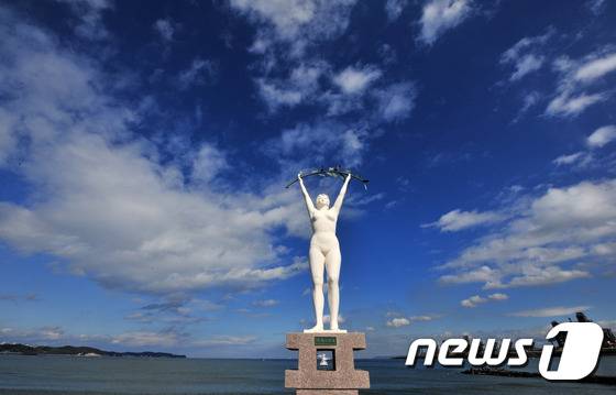 25일 경북 포항시 남구 송도해수욕장 '평화의 여신상' 위로 높고 푸른하늘이 보이고 있다. (뉴스1 자료, 제판매 및 DB 금지) ⓒ News1 최창호 기자