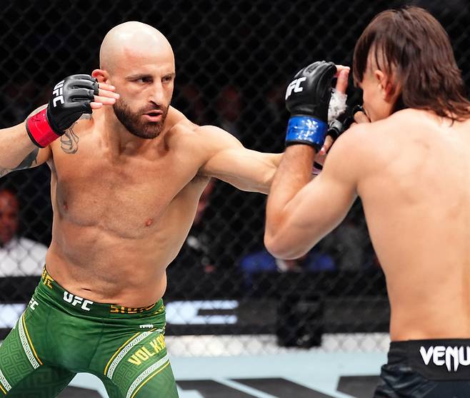 알렉산더 볼카노프스키(왼쪽) 사진 | UFC