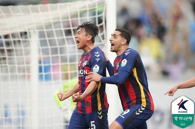 수원FC 이현용이 12일 수원종합운동장에서 열린 김천과의 경기에서 결승골을 넣은 뒤 기뻐하고 있다. 제공 | 한국프로축구연맹