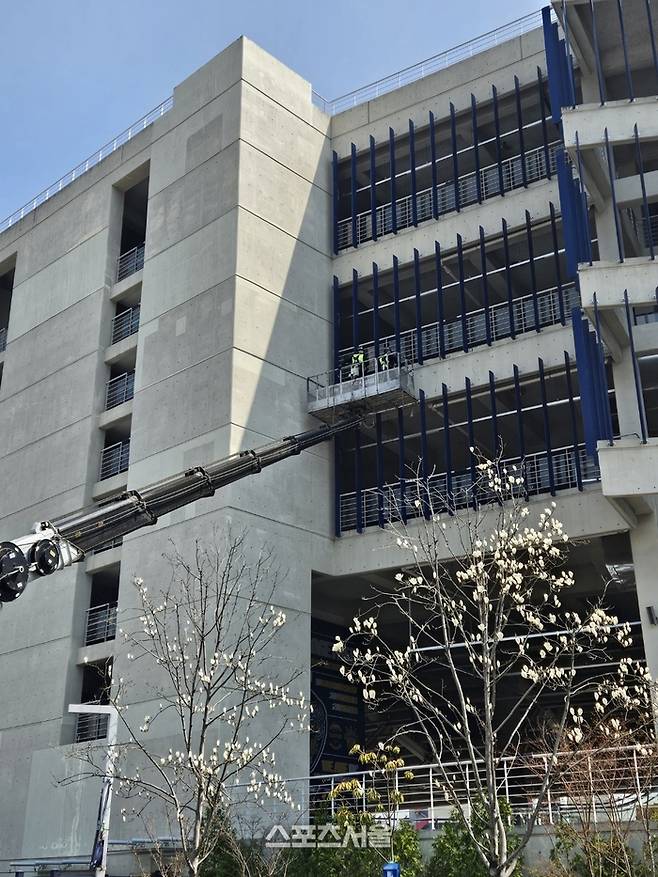 1일 창원NC파크에서 NC가 섭외한 외부 안전점검 업체 관계자가 건물 외부 루버를 점검하고 있다. 창원 | 김동영 기자 raining99@sportsseoul.com