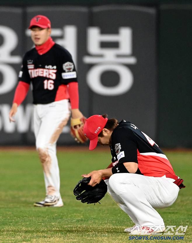 9일 부산 사직야구장에서 열린 KIA와 롯데의 경기, 3회말 2사 1,3루 KIA 우익수 나성범이 롯데 전준우의 타구를 잡지 못해 실점한 뒤 아쉬워하고 있다. 부산=허상욱 기자wook@sportschosun.com/2025.04.09/