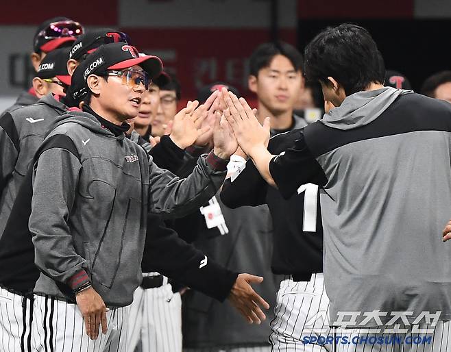 10일 서울 고척스카이돔에서 열린 LG-키움전. LG가 7대3으로 승리했다. 염경엽 감독이 승리투수 임찬규를 환영하고 있다. 고척=정재근 기자 cjg@sportschosun.com/2025.4.10/