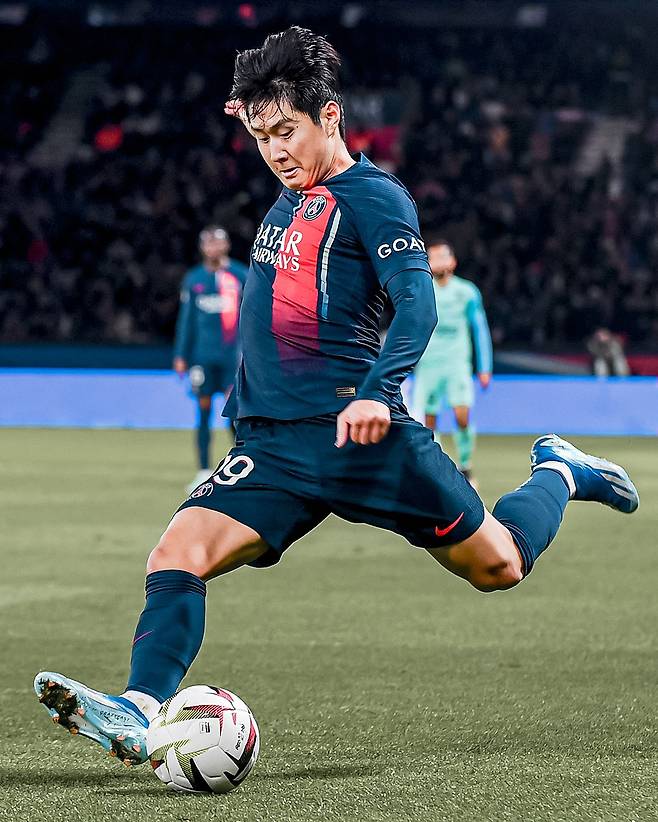 이강인이 프랑스 리그1 파리 생제르망(PSG)에서의 짧았던 여정을 마무리할 것으로 보인다. 프랑스 매체들이 일제히 결별 가능성에 무게를 실으면서 다음 시즌 이적이 확실시되고 있다.

현재로서는 한국 팬들이 가장 선호하는 행선지는 잉글랜드 프리미어리그(EPL)다. 유럽 축구 최정상에 속하는 리그이며 중하위권으로 이적 시 충분히 붙박이 주전으로 활약할 수 있다.

맨체스터 유나이티드와 크리스탈 팰리스 등으로의 이적설이 떠오르면서 가능성을 키우고 있다. 다만 현실적인 선택지인 사우디아라비아 리그로의 이적 가능성도 제기되고 있는 상황이다. 사진=SNS