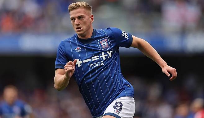 맨체스터 유나이티드가 리암 델랍의 영입 경쟁에서 앞섰다는 소식이다. 올 시즌 공식 경기가 34경기에서 12골 2도움을 기록한 델랍은 훌륭한 공격수 자원으로 많은 팀들의 관심을 받고 있다.

델랍의 소속팀 입스위치 타운이 잉글랜드 프리미어리그(EPL)에서 강등될 가능성이 크기 때문에 적은 비용에 영입할 수 있는 선수로도 인기다. 중앙 공격수 자원이 절실한 맨유 입장에서는 꼭 영입해야 할 자원으로 분류된다. 사진=SNS