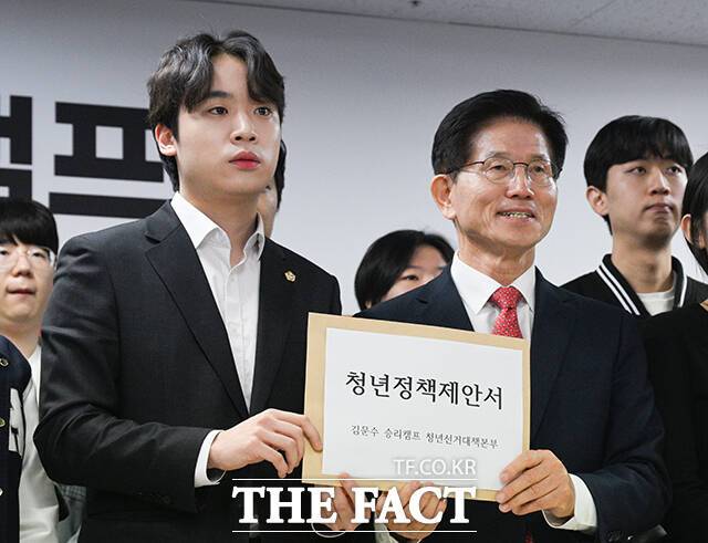 김문수 전 고용노동부 장관(오른쪽)이 15일 오전 서울 여의도 김문수 승리캠프에서 열린 '청년대학생 김문수 지지 기자회견'에 참석해 최인호 국민의힘 관악구의원으로부터 대학생 정책 제안서를 전달받고 있다. /박헌우 기자