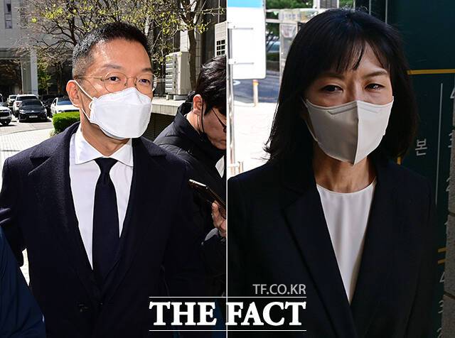 LG가 장녀 구연경 LG복지재단 대표(오른쪽)와 남편 윤관 블루런벤처스(BRV) 대표가 미공개 정보를 이용해 주식을 거래해 부당 이익을 취득한 혐의로 열린 첫 재판에 출석하고 있다. /남윤호 기자