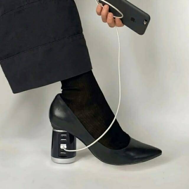 미니 PC를 활용한 하이힐 (출처=@nicolemclaughlin 인스타그램)