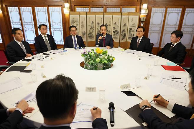 한덕수 대통령 권한대행이 14일 총리공관에서 열린 경제안보전략 TF 회의를 주재하고 있다. 한 총리는 "세계 각국의 통상 대응 역량이 시험대에 올랐다"고 말했다./총리실 제공