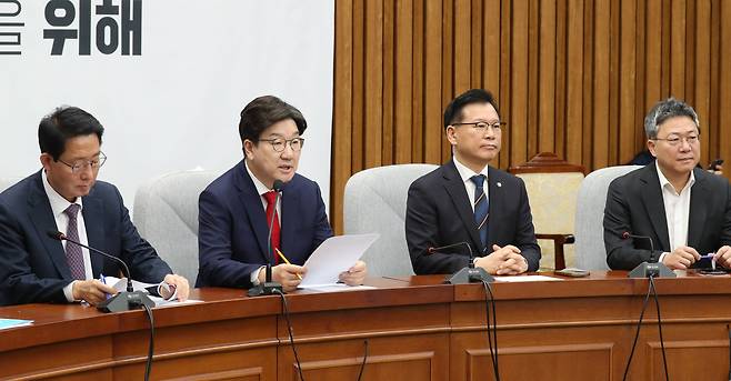 국민의힘 권성동 원내대표가 15일 서울 여의도 국회에서 열린 원내대책회의에서 모두발언을 하고 있다. /남강호 기자