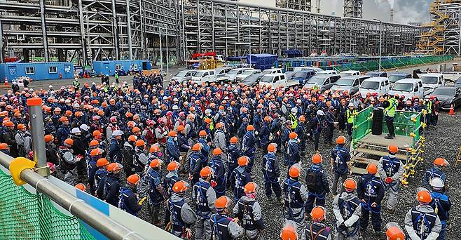 GS칼텍스 여수공장 상반기 대정비에 참여한 작업자들에 대한 안전 교육 모습./GS칼텍스