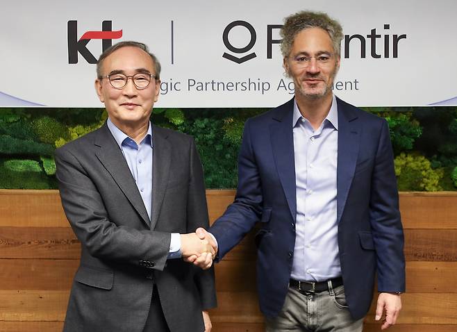 /KT KT가 AI 플랫폼 기업 팔란티어와 지난달 12일 미국에서 전략적 파트너십을 체결했다. 민주당은 15일 팔란티어가 '군사AI'기업이라며 비윤리적이라고 비판하고 나섰다.