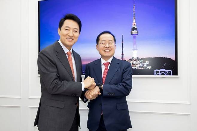 대선출마를 선언한 홍준표 전 대구시장이 15일 오후 서울 용산구 한남동 서울파트너스하우스에서 만찬 회동을 마치고 기념촬영을 하고 있다. ⓒ뉴시스