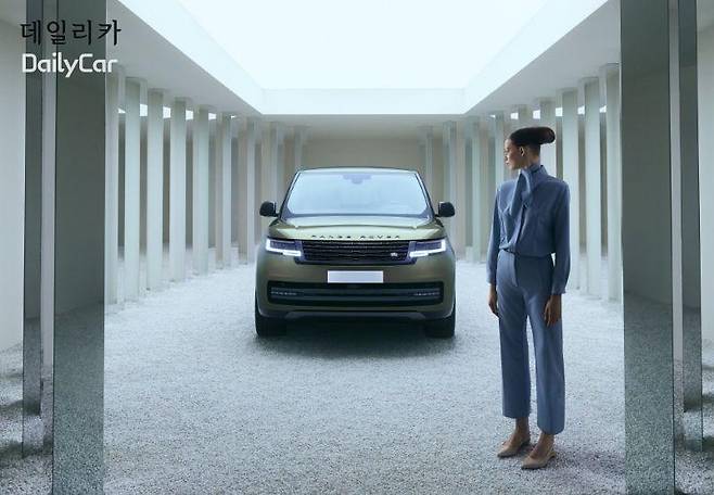 레인지로버, 밀라노 디자인 위크 (55년 역사 담은 설치 미술)