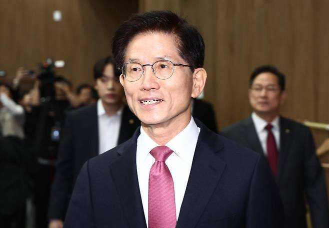 김문수 전 고용노동부 장관이 9일 오전 서울 여의도 국회 소통관에서 21대 대통령 선거 출마 선언 기자회견을 하기 위해 단상으로 향하고 있다. 2025.4.9.뉴스1