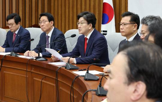 권성동(가운데) 국미의힘 원내대표가 15일 국회에서 열린 원내대책회의에서 발언하고 있다. [연합뉴스]