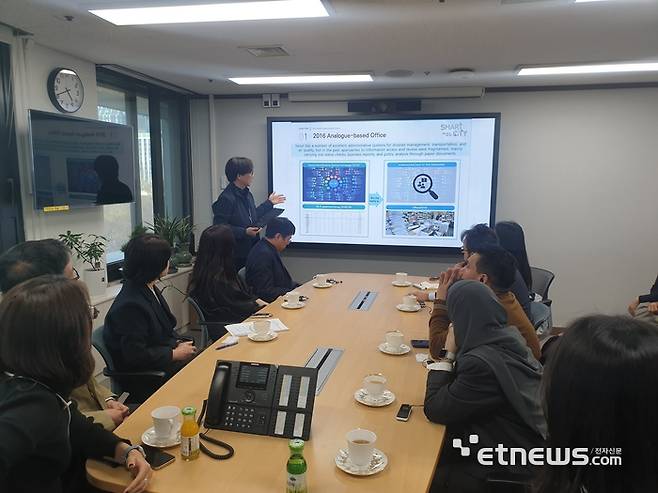 사우디아라비아 자치행정주택부 국가지휘통제본부 등 정부 관계자가 서울시를 방문해 '스마트서울뷰' 운영 체계를 직접 살펴보고 정책 협력 가능성을 논의하고 있다.