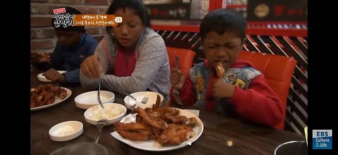 img/23/07/12/1894986245c3d2208.jpg 아빠 찾아 한국 온 네팔 잼민이들이 먹은 한국 음식 ㄷㄷㄷ...JPG 아빠 찾아 한국 온 네팔 잼민이들이 먹은 한국 음식 ㄷㄷㄷ...JPG