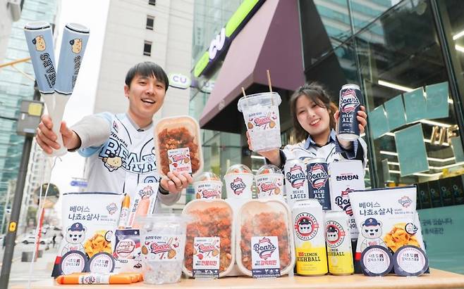 모델들이 두산 베어스 팬들을 위해 출시한 응원 간식 14종을 홍보하고 있다. BGF리테일 제공