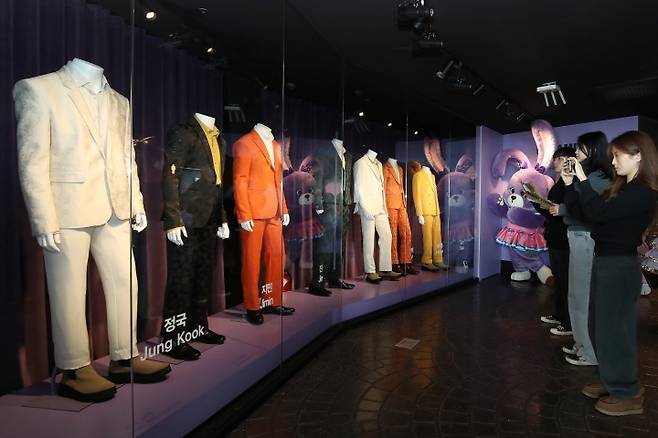 대구 달서구 이월드 83타워에 오픈한 이랜드뮤지엄의 뮤지컬 특별전시 '라라의 <꿈의 극장>'을 찾은 관람객이 제63회 그래미 어워드에서 한국인 최초로 축하무대를 선보인 '방탄소년단(BTS)의 다이너마이트' 실제 공연의상을 살펴보고 있다. 2023.1.12.(ⓒ뉴스1, 무단 전재-재배포 금지)