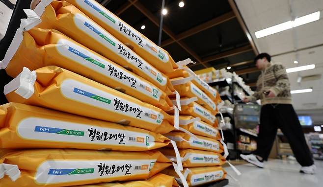 국산 소포장 쌀(최대 25㎏)을 검역 요건 없이 뉴질랜드로 수출할 수 있게 됐다. 사진은 기사와 직접적인 관계가 없으며&nbsp;한 대형마트에 진열된 쌀.(ⓒ뉴스1, 무단 전재-재배포 금지)