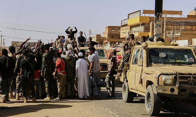 수단군이 수도 하르툼에서 남쪽으로 40㎞ 떨어진 칼랄라 지역을 신속지원군(RSF)으로부터 탈환한 뒤, 지역 주민들이 환호하고 있다. AP 연합뉴스