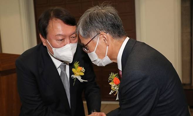 2021년 11월9일 오후 서울 중구 한국프레스센터에서 열린 신평 변호사 출판기념회에 참석한 윤석열 당시 국민의힘 대선후보가 신평 변호사와 인사를 나누고 있다. 공동취재사진