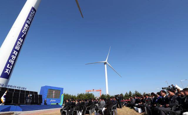 2018년 전북 군산에서 열린 '새만금 재생에너지 비전 선포식'. 검찰은 태양광 사업 인허가 과정에서 신영대 더불어민주당 의원이 뇌물을 받은 것으로 보고 있다. 한국일보 자료사진