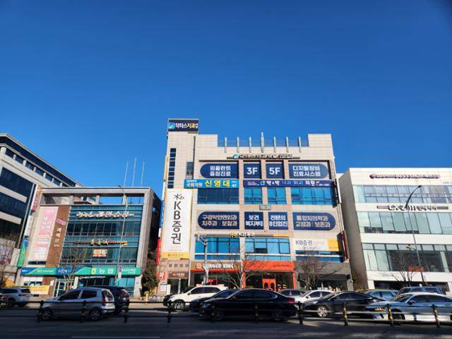 전북 군산 수송동의 한 빌딩에 위치한 신영대 더불어민주당 의원의 사무실. 군산=김지현 기자