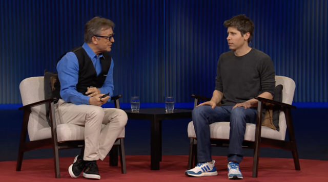 샘 올트먼(오른쪽) 오픈AI 최고경영자가 지난 11일 캐나다 밴쿠버에서 열린 TED 2025에서 진행자 크리스 앤더슨과 대담하고 있다. TED 2025 유튜브 캡처