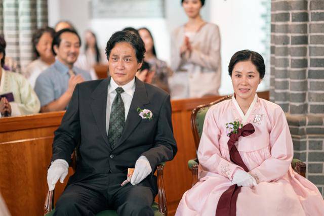 넷플릭스 드라마 '폭싹 속았수다'에서 딸 금명의 결혼식에서 울고 있는 양관식(박해준). 넷플릭스 제공