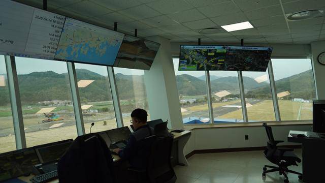 15일 경남 진주시 가산일반산업단지에 위치한 한국항공우주산업(KAI)의 회전익비행센터 관제탑 밖으로 헬기들이 착륙하는 활주로가 보이고 있다. KAI 제공