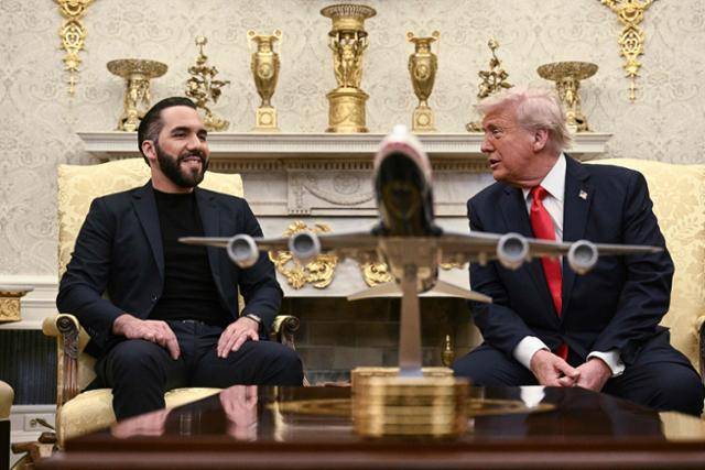 도널드 트럼프(오른쪽) 미국 대통령과 나이브 부켈레 엘살바도르 대통령이 14일 워싱턴 백악관 대통령 집무실에서 환담을 나누고 있다. 워싱턴=AFP 연합뉴스