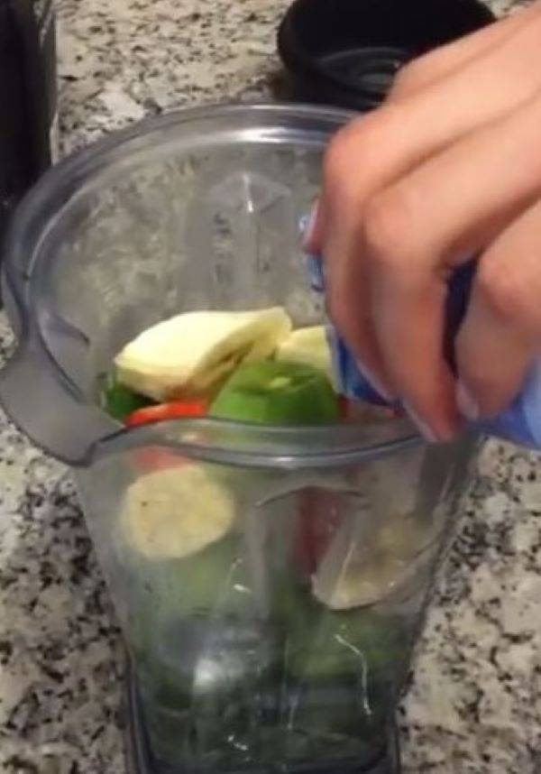 이소라는 셀러리·바나나·코코넛 워터 주스를 만들어 먹는다./사진=이소라 인스타그램