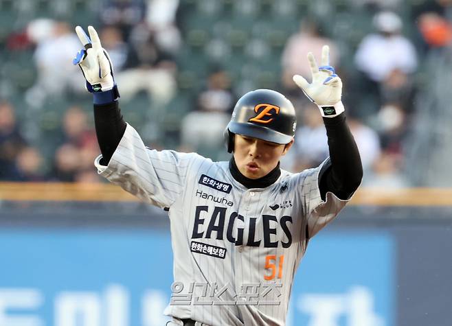 10일 오후 잠실야구장에서 열린 2025 프로야구 한화와 두산 경기. 한화 문현빈이 1회 좌전안타를 날리고 기뻐하고있다. 잠실=정시종 기자 capa@edaily.co.kr