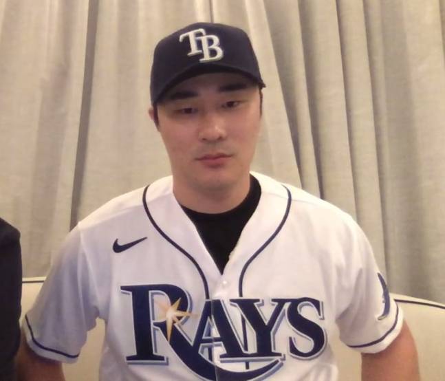 탬파베이 유니폼을 입고 화상 인터뷰를 하는 김하성. MLB닷컴 캡처