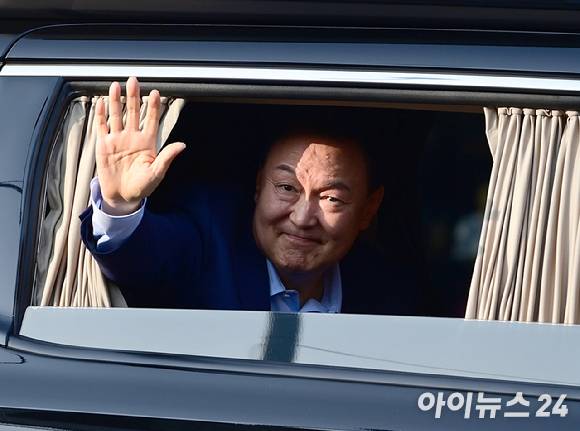 윤석열 전 대통령이 지난 11일 오후 서울 용산구 한남동 대통령 관저를 떠나 서초동 사저로 이동하며 지지자들과 인사를 하고 있다. [사진=정소희 기자]